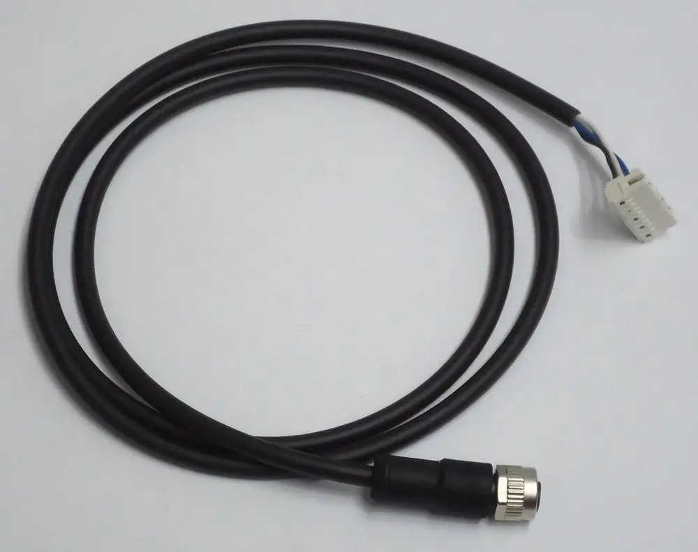 Schwarzes Kabel mit einem Steckverbinder und einem Anschlusskopf von Daikin. Das Kabel ist für einen Durchflusssensor vorgesehen und hat einen klaren Verlauf.
